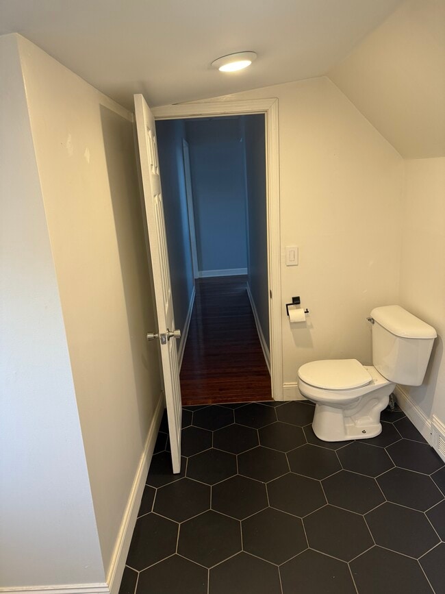 Photo - 553 Elsmere St