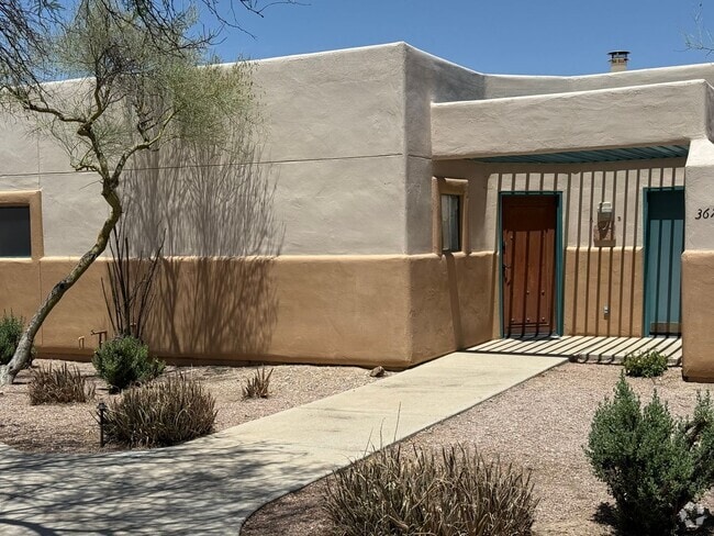 Building Photo - Southwest Casita in Convenient Location Rental