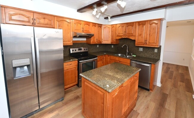 Building Photo - 6 Bedrooms-Little Neck Area