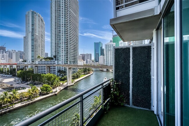 Building Photo - 690 SW 1st Ct Unit 1019