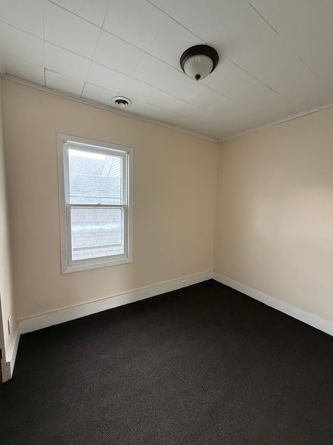 137 Vincennes St Unit Upper