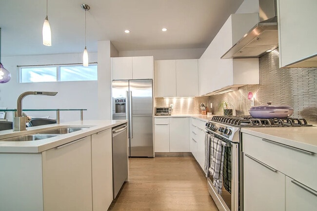 Photo - 2945 Umatilla St