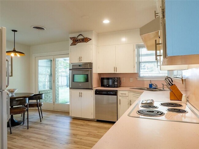 Photo - 2000 Vista Ln