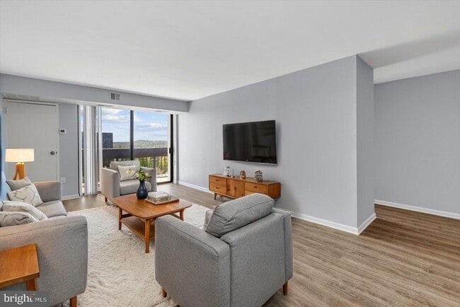 Building Photo - 5300 Holmes Run Pkwy Unit 1210