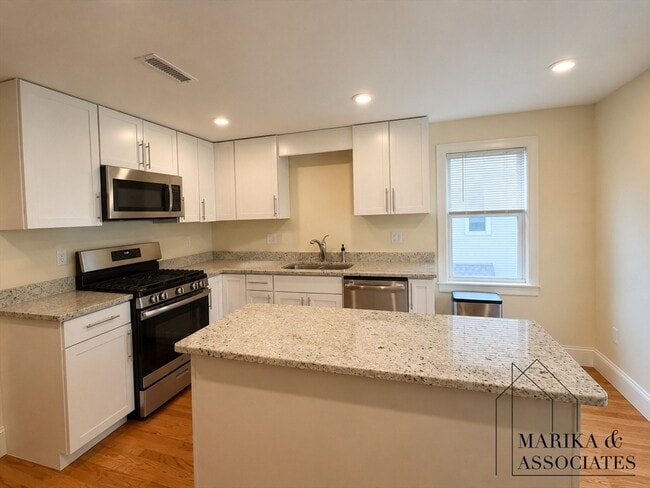 Building Photo - 30 Willow St Unit 30