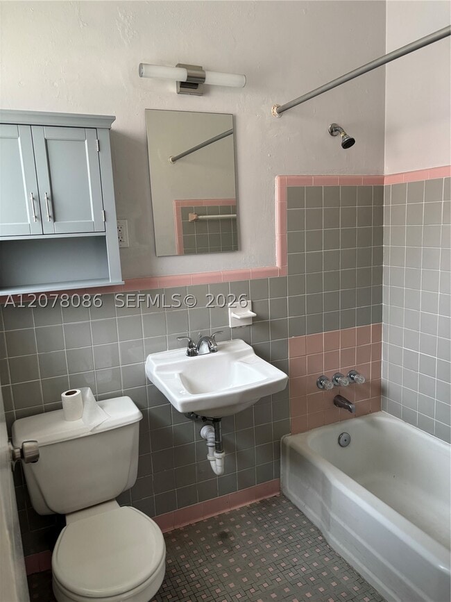 Photo - 435 SW 5th St Unit 4