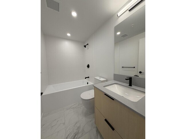 Photo - 13738 Central Ave Unité 6F