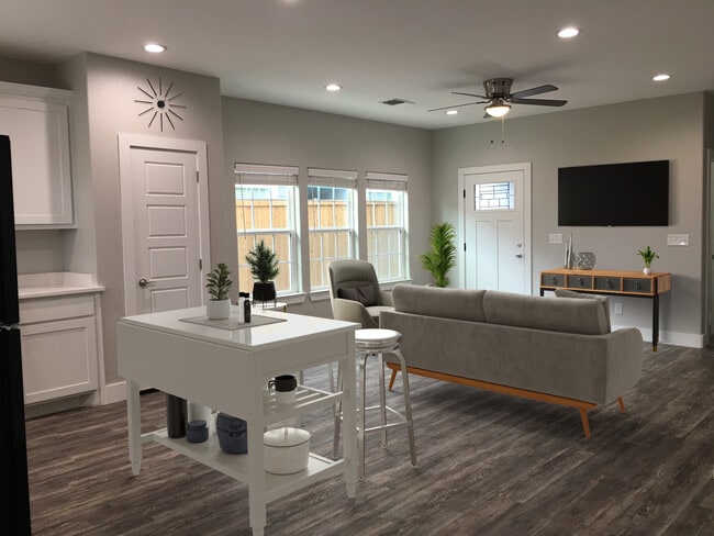 Photo - 709 W Woodard St