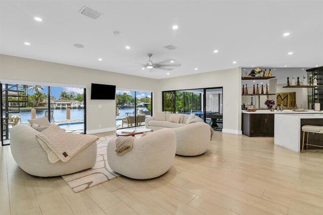 Building Photo - 319 S Riverside Dr Rental
