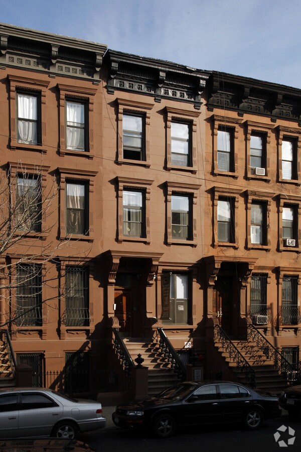 Photo - 141 W 131st St