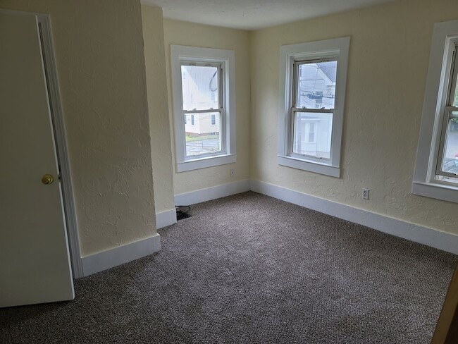 Photo - Large 3 bed unit in Ashland with 2 parking spots.