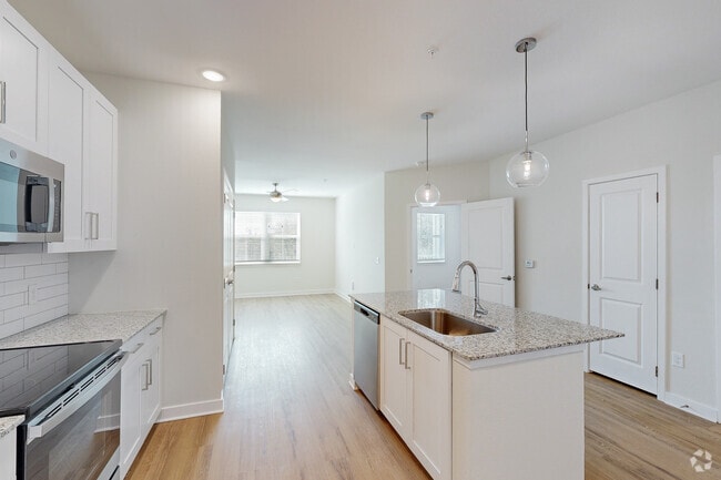 1BR, 1BA 694SF - Kitchen/Dinning