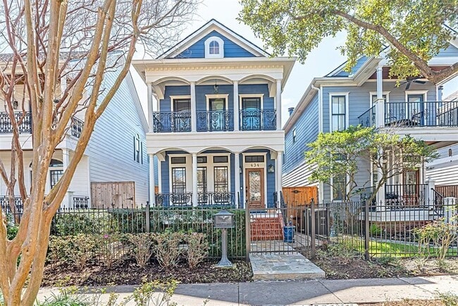 Photo - 434 W 18th St