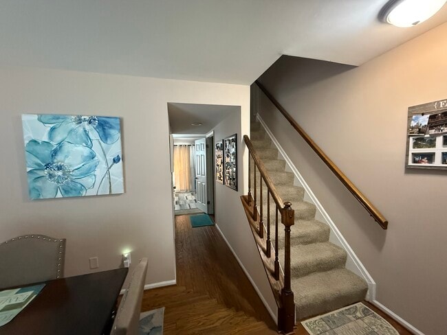 Entrada - 6264 Ducketts Ln