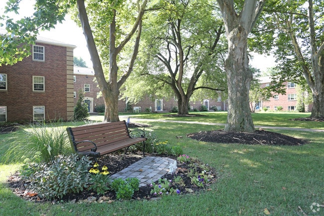 Elmwood Manor Apartments and Townhouses