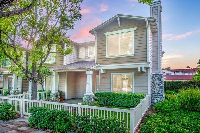 Building Photo - Beautiful Townhouse in the desirable Anaheim Packing District!