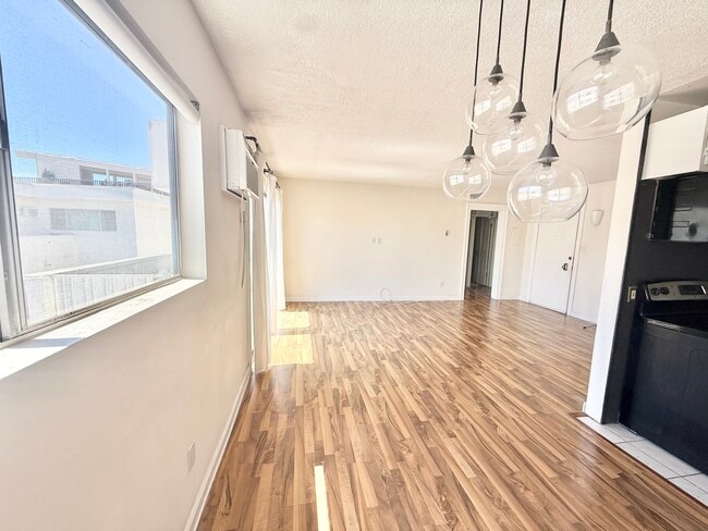 Building Photo - 960 Larrabee St Unit 312 Rental