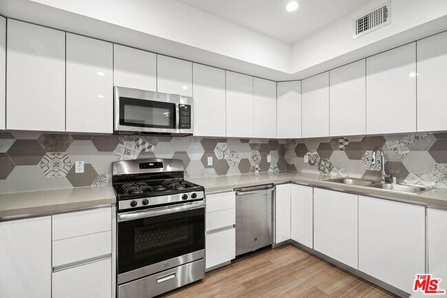 Photo - 1265 Barry Ave Unit ph1