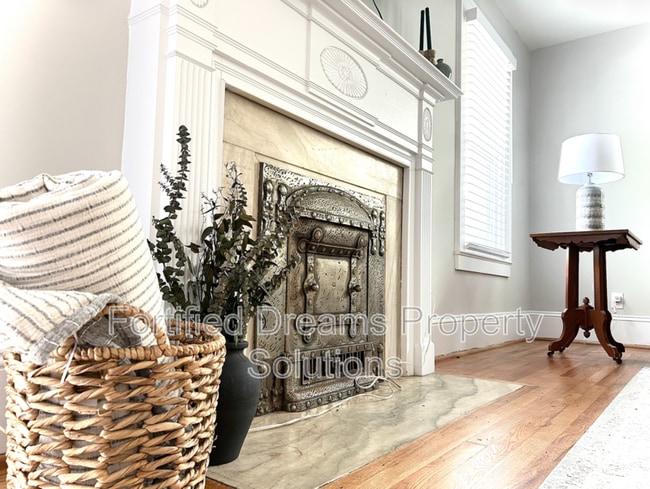 Photo - 2240 Queen St