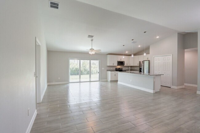 Photo - MUST SEE-CUSTOM BUILT-LARGE NEWER CONSTRUT...