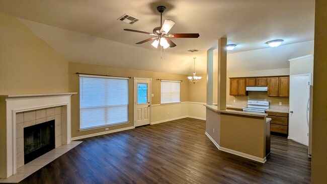 Sala de estar, comedor y cocina - 1718 Wood Creek Dr