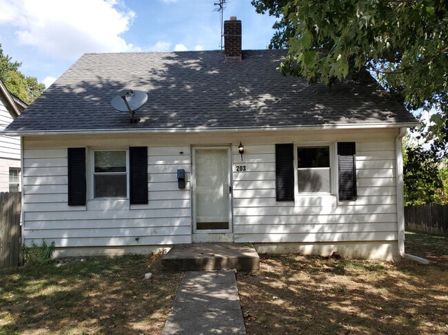 Building Photo - 203 W Elm St