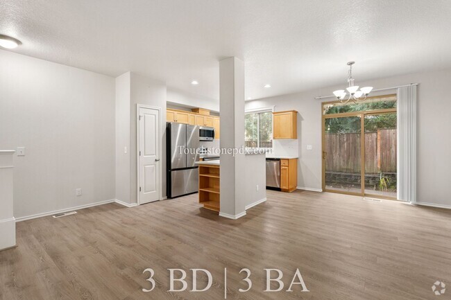 Building Photo - Charming Beaverton Townhouse in Fabulous P...