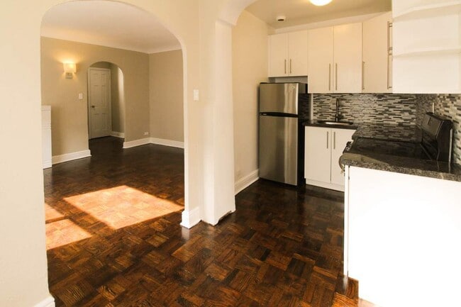 Photo - 3110-3112 Yonge St