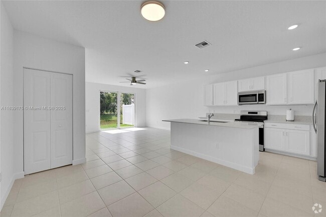 Building Photo - 4548 Hollister Ave Rental
