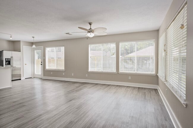 Photo - 18178 Woodsdale Ct