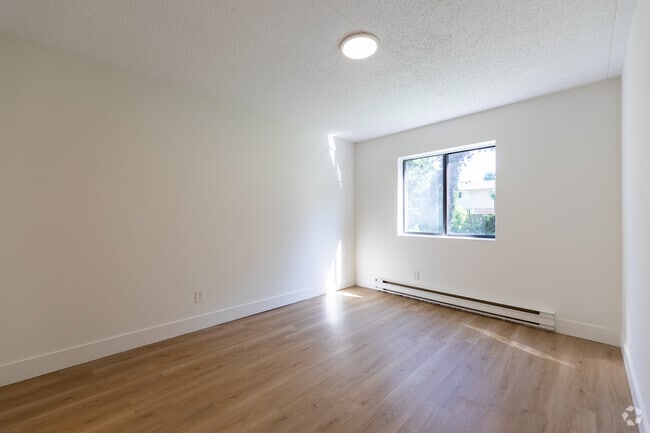 2BR, 2BA - 807SF - Primary Bedroom - Northfield Gardens