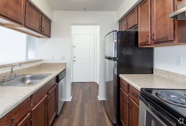 1BR, 1BA With Den - Fairfax - The Village at Elkridge