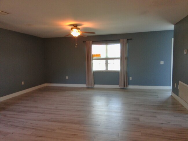 893 Iris Dr