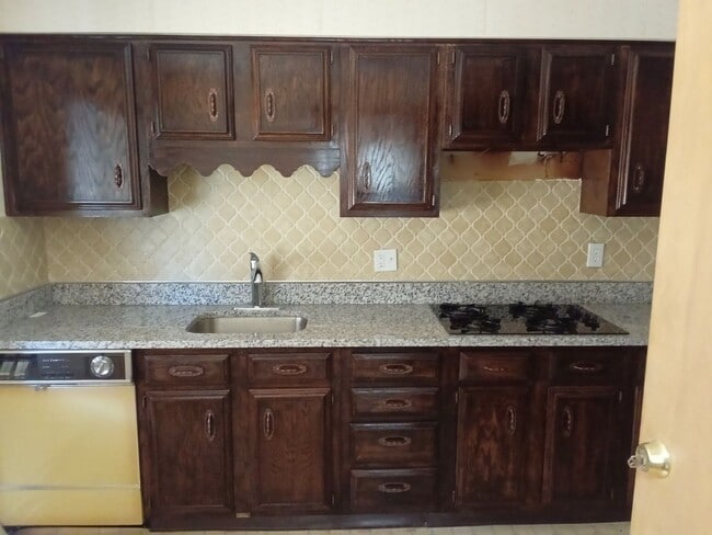 Photo - Spacious Lakeshore Living – 3-Bedroom Duplex with Charm & Convenience Unit 20653 upper