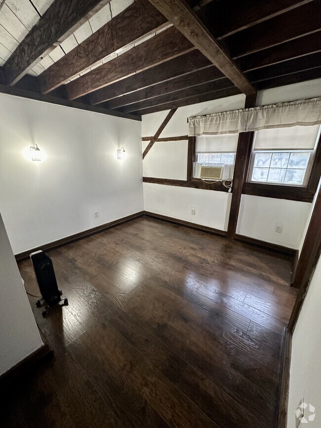 Building Photo - 3622 Chain Bridge Rd Rental