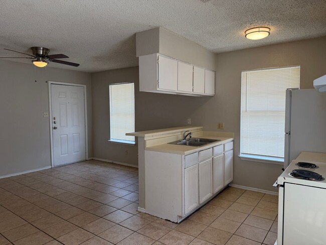 Photo - 811 W Olmos Dr