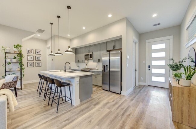 Photo - 704 Pinemont Dr