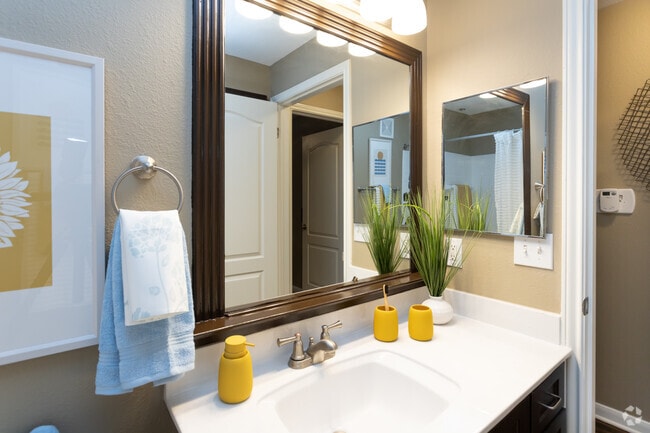 2BR, 2BA - 1092SF