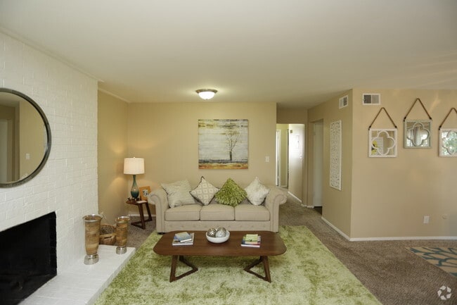 2BR, 2BA - 1025 SF