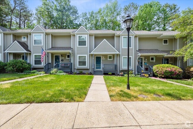 Building Photo - Charming 2 Bedroom/1 Bath Townhome in Henr...