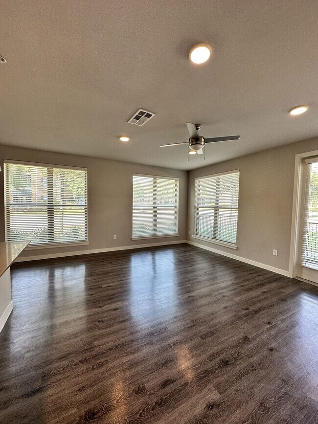 Photo - 5701 McKinney Pl Dr Unidad 4302