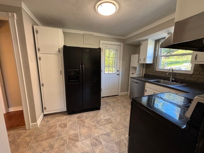 Photo - 4 Bedroom Home in Pleasant Hills! - Availa...