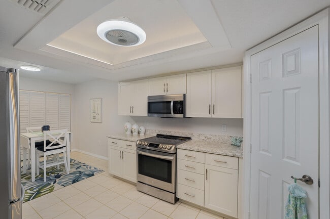 Photo - 609 Shorewood Dr Unit 203