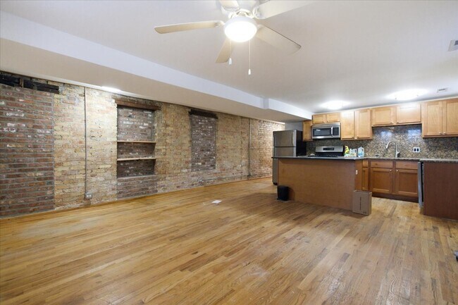 1535 W Leland Ave