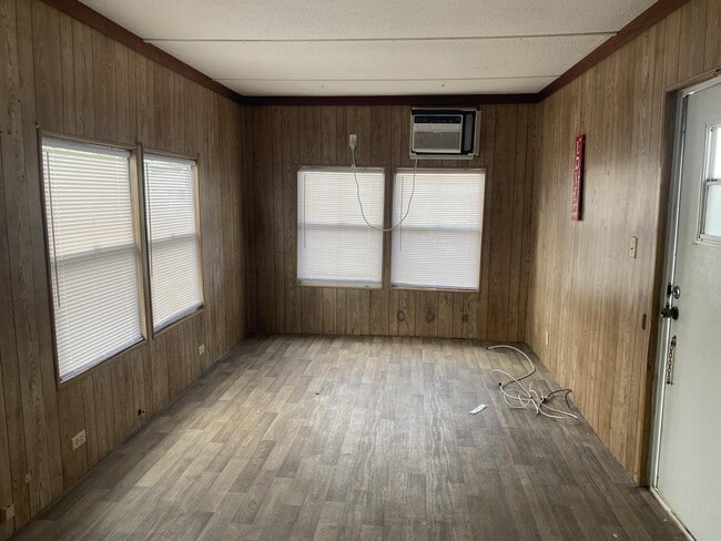 Photo - 104 Walnut Ln