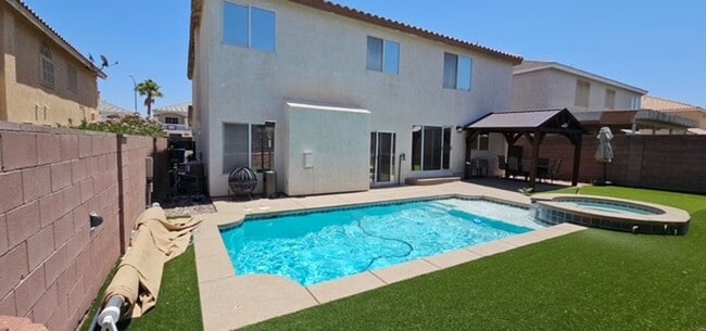 Gorgeous tri-level home with tons of upgra... - Gorgeous tri-level home with tons of upgra...