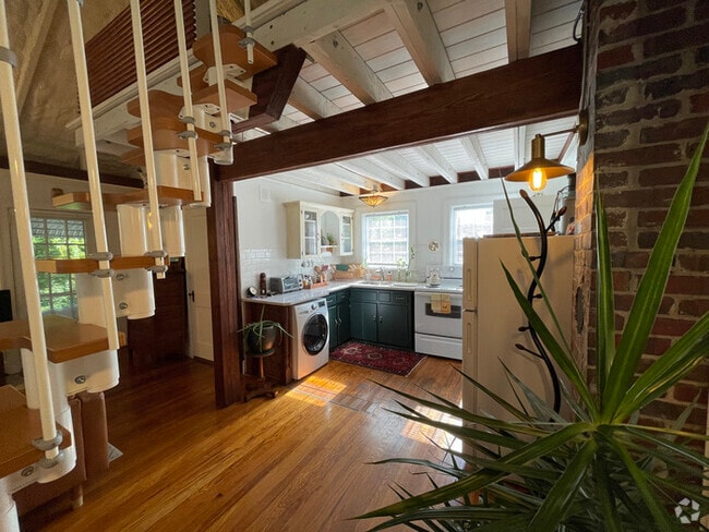 Building Photo - Exquisite lofted studio