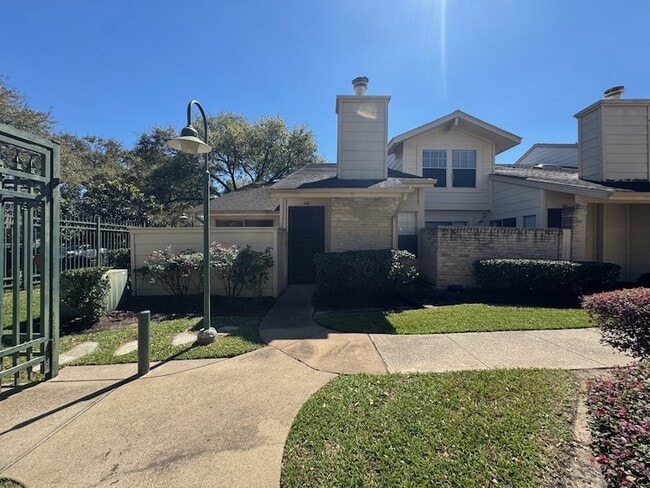 Photo - 13002 Leader St Unidad 905