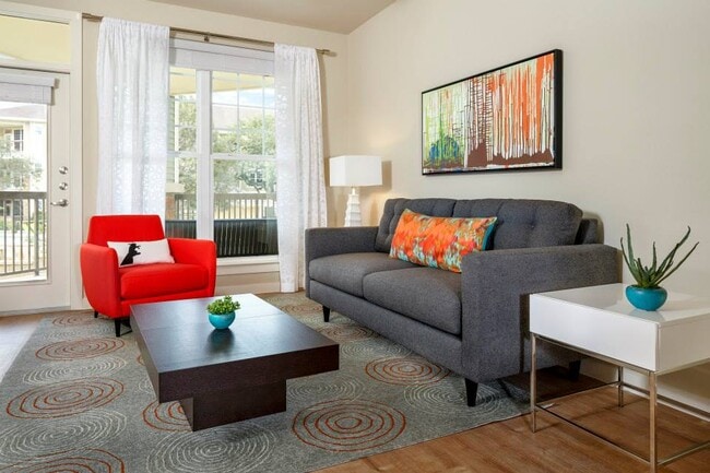 Sala de estar con pisos de madera de imitación y acceso al balcón - Thirty Oaks