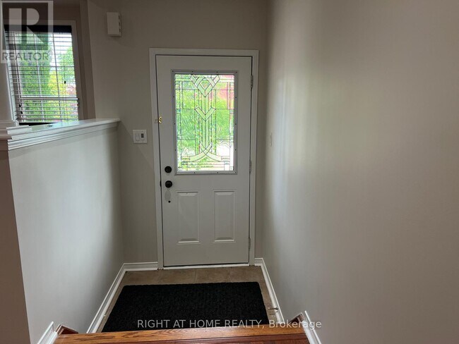 Photo - 39 Golden Iris Cres